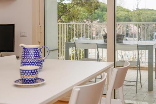 里米尼Appartamento Il Castello的客房设有桌椅和阳台。