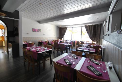 La Chaux-du-Dombief埃里松旅馆的餐厅内带桌椅的用餐室