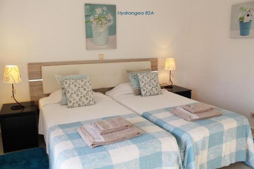 阿尔布费拉Apartamentos São Rafael - Albufeira, Algarve的卧室内两张并排的床