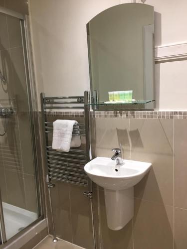 爱丁堡拉纳克公寓 的浴室配有盥洗盆和带镜子的淋浴