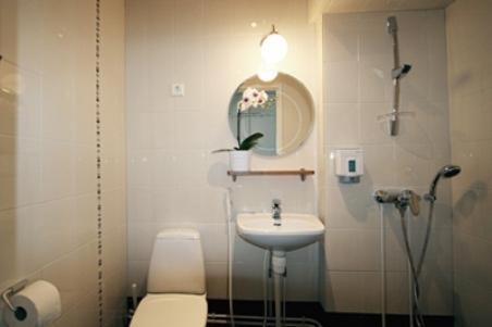 坦佩雷家园酒店的一间带水槽、卫生间和镜子的浴室