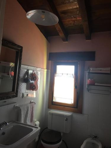 Valoria波萨达乡村艾尔特尼诺德科洛纳酒店的一间带水槽和卫生间的浴室以及窗户。