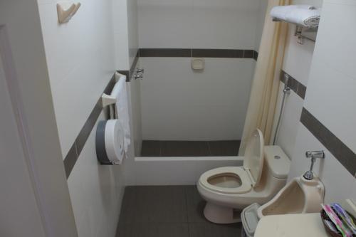 利马Hostal Bond的一间带卫生间和水槽的小浴室