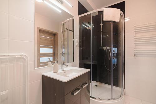 拉辛Aparthotel Koroni Home的白色的浴室设有水槽和淋浴。