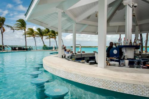 格雷斯湾Blue Haven Resort- All Inclusive的度假村泳池边的酒吧