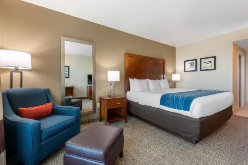 塔瓦雷斯Comfort Inn & Suites Tavares North的配有一张床和一把椅子的酒店客房