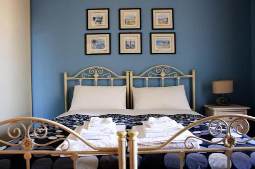 布林迪西B&B Verdegiada的一间卧室配有一张蓝色墙壁的床