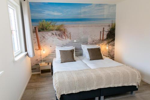 霍勒姆De Nagtegaal的一间卧室配有一张海滩绘画床