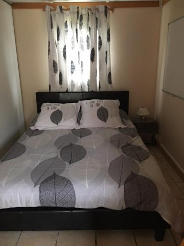 GaudièsParc Des Oliviers的一间卧室配有一张带被子和枕头的床