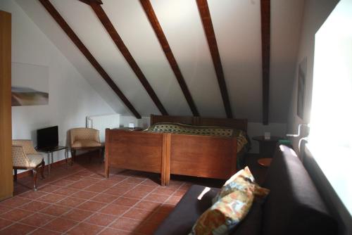 圣费利切德尔贝纳科Punta Del Corno Agriturismo的客厅配有床和沙发