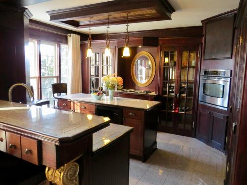 特伦顿Stone Garden Inn的厨房配有木制橱柜和台面