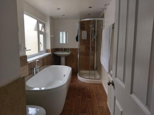 普里茅斯加勒里旅馆 的带浴缸、淋浴和盥洗盆的浴室