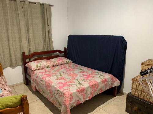 布希奥斯CASA BUZIOS PRAIA RASA的一间卧室配有一张床和蓝色毯子