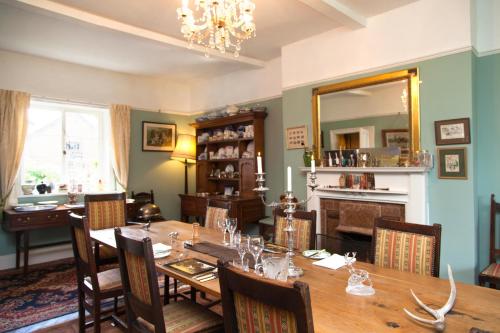 Leintwardine罗尔巴克顿乡间别墅酒店的一间带桌子和镜子的用餐室