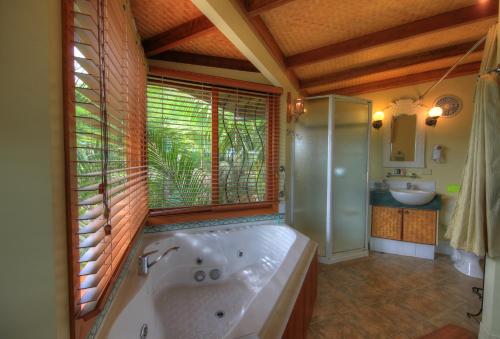 马乐妮热带度假酒店的一间浴室