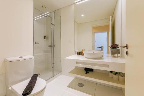 里斯本Urban Jungle的浴室配有卫生间、盥洗盆和淋浴。