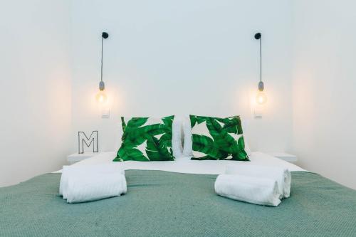 里斯本Urban Jungle的一间卧室配有一张带两个枕头的大型绿床