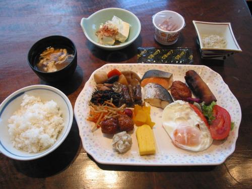东京机山馆酒店的木桌上的一盘饭