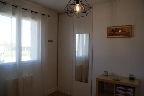 Pujols GirondeMARIBEN的一间设有门、窗户和灯的房间