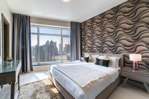 迪拜Icon Casa Living - Super Loft West Tower的一间卧室设有一张大床和一个大窗户