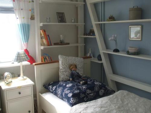 格吕克斯堡Appartement Seelücke的卧室里一个枕头上的娃娃