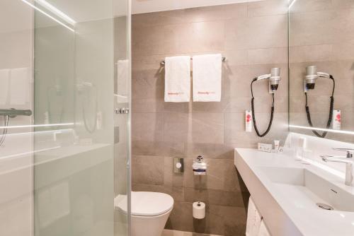 汉堡汉堡中央火车站城际酒店的带淋浴、卫生间和盥洗盆的浴室