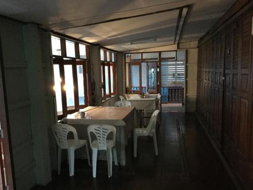 Siriwal Guesthouse餐厅或其他用餐的地方