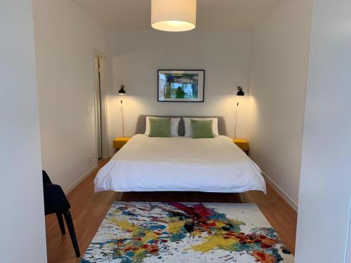 日内瓦Geneva Cosy的一间卧室配有一张床和地毯