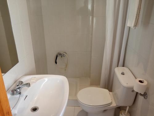 奥伦塞Hostal Mobydick2的白色的浴室设有卫生间和水槽。