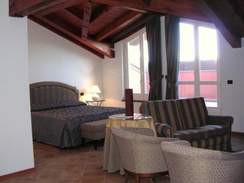 蒙卡尔沃La Locanda del Melograno的卧室配有一张床和一张桌子及椅子