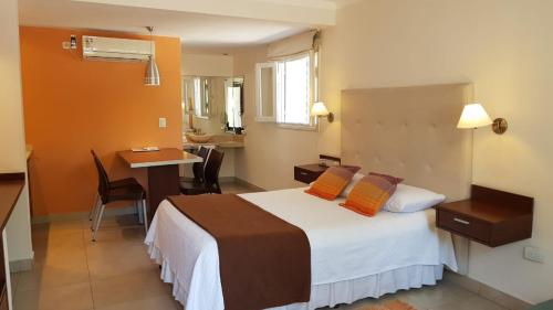 萨尔塔Casacerro的酒店客房配有一张床、一张书桌和一间厨房。