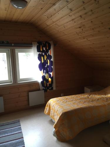 PerniöLeipyölin tila的一间设有床铺的卧室,位于带窗户的房间内
