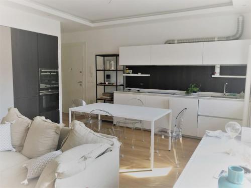 格拉多EXCELSIOR 10 - Luxury apartment的客厅配有白色的沙发和桌子