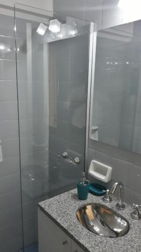 Alquiler Departamento Centro Mendoza Capital的一间浴室