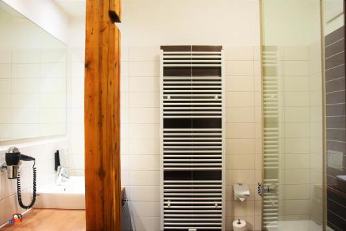 爱尔福特布鲁雷霍酒店的浴室铺有黑白瓷砖,设有淋浴。