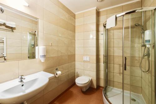 彼得Spa加康体酒店的一间浴室
