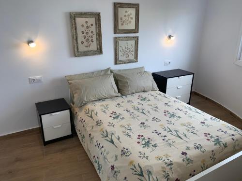 阿罗纳Paseo Marítimo, Los Cristianos Over the sea FREE WIFI的一间卧室,配有带2个床头柜的床