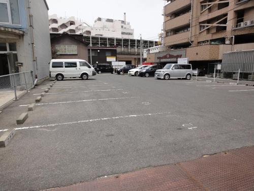 松江市松江假日酒店附楼的停车场有一堆汽车停放在里面
