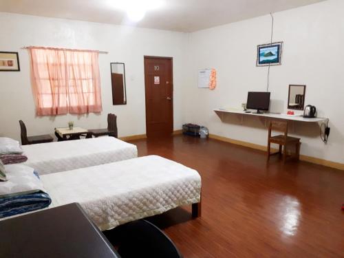 锡朗米妮旅馆的客房设有两张床和一张书桌