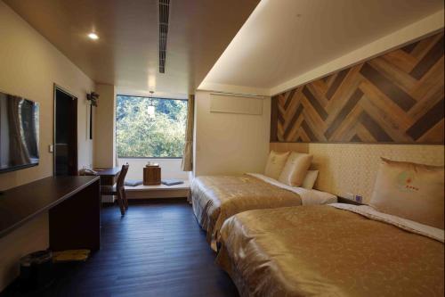 泰安乡汤悦温泉会馆的酒店客房设有两张床和窗户。