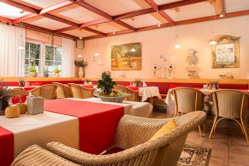 巴特沃里斯霍芬Wohlfühlhotel Alpenrose的一间在房间内配有桌椅的餐厅