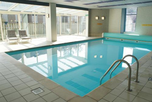 尼维莱特巴德尼维莱特巴德弗莱彻餐厅酒店的大楼内的大型游泳池