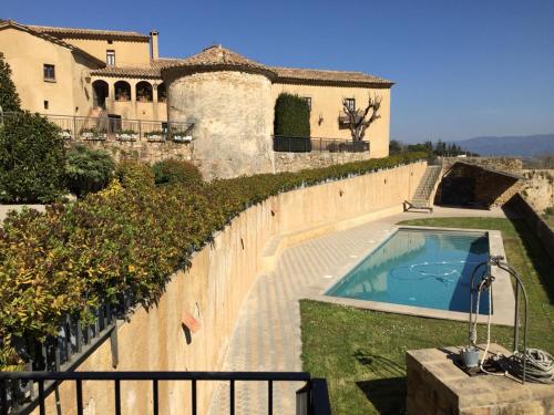 莫尼斯特罗尔Montserrat La Calsina的围栏旁带游泳池的房子