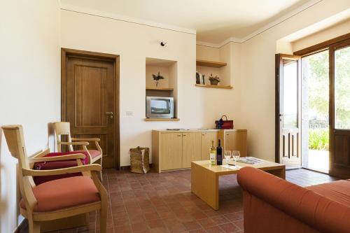 林瓜格洛萨Agriturismo Valle Galfina的客厅配有沙发和桌子