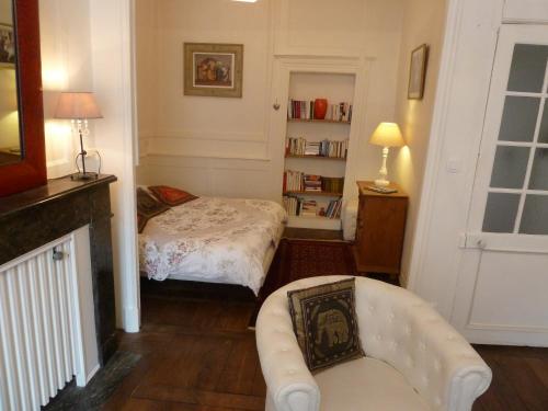 雷恩Le Point d'Orgue的客厅配有床和沙发