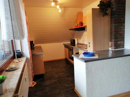 克鲁姆赫恩Haus Weda的一个带柜台和台面的小厨房