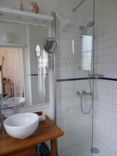 雷恩Le Point d'Orgue的一间带水槽和玻璃淋浴的浴室
