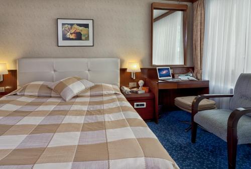 安卡拉最佳酒店的酒店客房配有一张床、一张桌子和一把椅子。