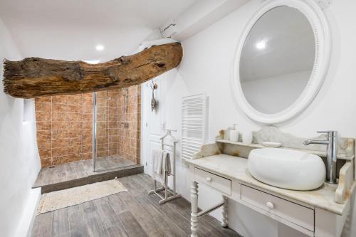 ParcoulLe Petit Bouchon的浴室配有盥洗盆和带镜子的淋浴
