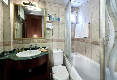 安卡拉最佳酒店的浴室配有卫生间、盥洗盆和浴缸。